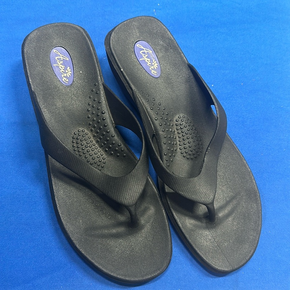 Size Large 10” long black flip flops size 9.5 US